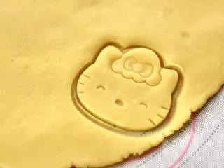 KT黄油蛋黄饼干,这个时候去掉KT饼干模具,萌萌哒的饼干胚就做好了。