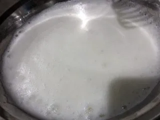 十寸戚风蛋糕（不开裂）,第二次加入三分之一白糖继续打发。