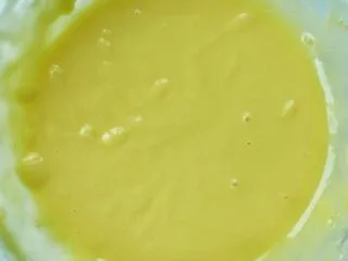 香芋戚风蛋糕,将蛋黄糊翻拌均匀放置一旁备用