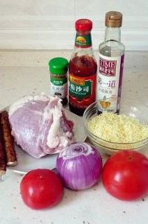 玄妙感觉的孜然羊肉披萨,将山药洗净去皮切片,放入开水中焯烫至熟后捞出备用。