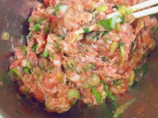 马卡龙色 高颜值汤饺系列@@ 猪肉大葱馅●麦穗饺,每次加20毫升的水，加完就顺时针搅拌，直到水不见了，肉泥更粘稠了。再下水，反复5次，大概能抽进去100毫升的水，甚至更多，只要抽的好，水份多，煮出来的饺子，就带汤了。