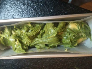 大理石花纹磅蛋糕,加入模具中