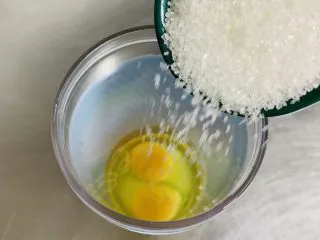 胡萝卜华夫饼,加入白砂糖。