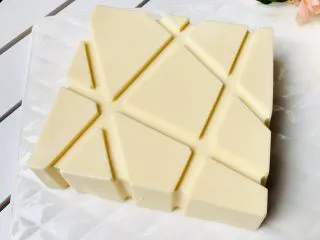 酸奶冻芝士蛋糕,冷餐保存后，脱模即可食用。我这模具是8寸蛋糕，是用食谱配方原材两倍的量。