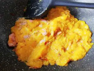 南瓜香肠意面,接着把捣碎的南瓜泥倒入翻炒下