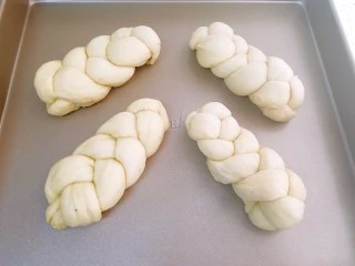 果酱辫子面包,放入烤盘。