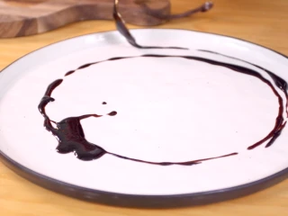 意式香煎羊排,用沙拉酱简单装饰盘子,并拌好沙拉