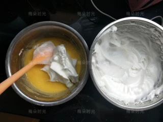 唐草彩绘蛋糕卷,这时候打开烤箱预热。然后把打发好的蛋清盛三分一加入蛋黄糊里,翻拌或者切拌均匀,不要顺时针画圈拌,会消泡的。基本融合后再盛三分一加入。