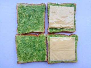 牛油果鸡蛋火腿三明治,两片铺上芝士。