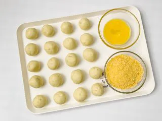 油炸土豆小丸子（超简易版）,把土豆团分成等分搓成小圆球