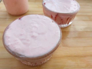 草莓椰奶布丁,八分满就可以了（我这里倒多了😂）