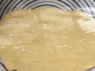 红薯曲奇饼干,放入保鲜袋,擀成0.5cm的薄片,放入冰箱冷藏松弛20分钟。