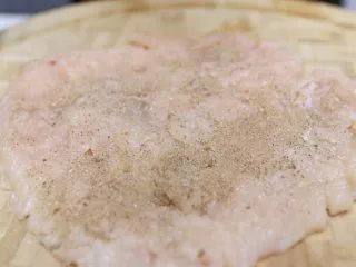 蓝带爆浆鸡排,撒上盐和黑胡椒调味