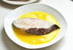 香煎杏仁鳕鱼,腌好的鳕鱼放在打好的蛋液中先均匀的裹上一层。