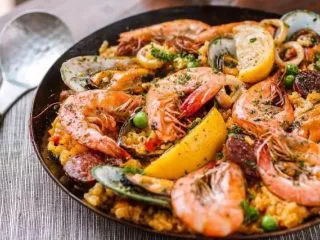 西班牙海鲜饭,吃之前，挤上柠檬