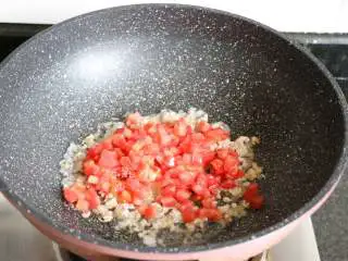 番茄肉酱拌面,再倒入番茄丁翻炒至出汁；