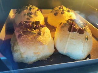 空气舒芙蕾~消耗蛋白的好方法,上下火150度开始烤制