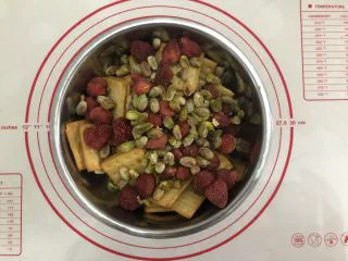 网红~~~抹茶雪花酥,将饼干、草莓干、开心果混合在一起。