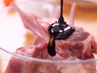 意式香煎羊排,羊肉上倒入意大利黑醋