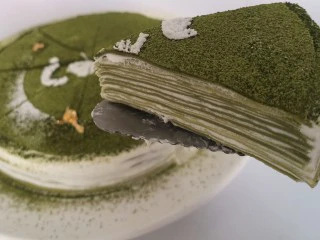 抹茶千层蛋糕,切开看,每层基本都很平整均匀。