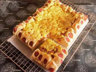 香肠苹果披萨,香肠苹果披萨带有浓郁的苹果味道,松软鲜香,口感超棒~