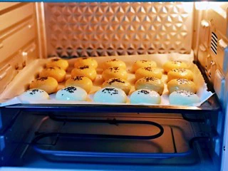 椰香桂花豆沙酥,将烤盘入烤箱中层。