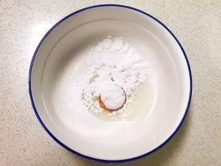 宝宝健康食谱 旺仔小馒头,把糖粉筛入鸡蛋液中