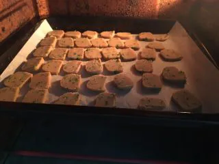 全麦香葱饼干,放入预热好的烤箱。