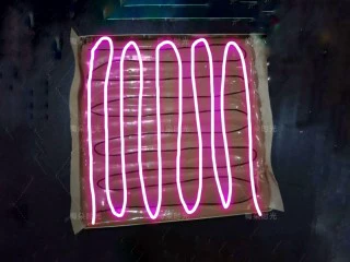 可可旋风蛋糕卷,也就是先按照黑线的轨迹划,划好后再按照白线的轨迹划,划线的时候手指插到底,接触到烤盘底,而且速度不要太快,还要一气呵成,不能重划。记住第二次划线的方向,因为卷的时候要平行于第二次划线的方向。划好后,端起来,轻震两下。