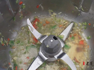 鲜椒手撕杏鲍菇—#GOURMETmaxx西式厨师机#,5. 杯内倒入油,设置「时间5分钟,温度120度,速度1档」