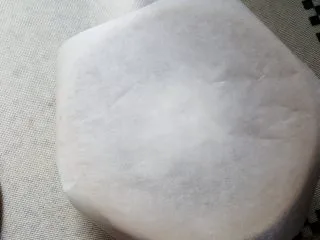 天然酵种割口欧包,铺一层烘焙纸在上面