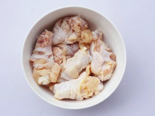 骨头都啃光的奥尔良鸡翅根,放入碗中。
