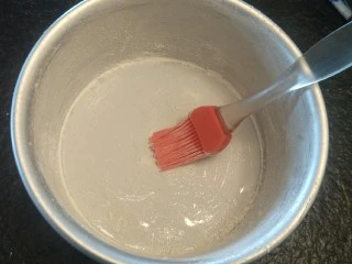 来自冬天的温暖—重芝士布朗尼蛋糕,在六寸的戚风模具中。均匀的涂入黄油。在沾上面粉,做好防粘工作哦(这一步材料都在材料之外。)