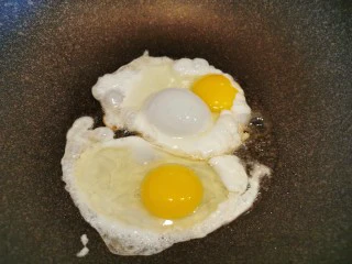 超快手三明治~十分钟就能搞定,油热后煎鸡蛋🍳两个