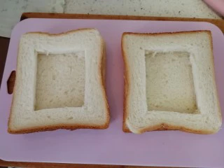 快手早餐&吐司鸡蛋烤火腿&小米粥,把中间用刀均匀地切出一个四方形（如图）