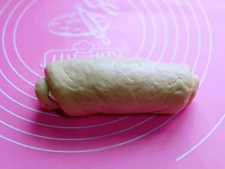 沙拉火腿面包卷,由上至下卷起，收口捏紧。