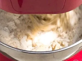 喜饼+香芋味,启动厨师机搅拌一下。