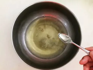 茶香戚风蛋糕,在鸡蛋清里加入几滴柠檬汁