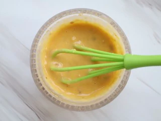 健康瘦身小食,舒芙蕾,倒入蛋黄搅拌均匀