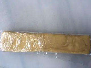 炼乳小饼干(适合新手),裹上保鲜膜放入冰箱冷冻变硬(约需50分钟)