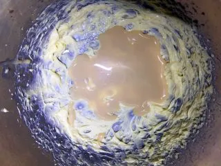 炼乳小饼干(适合新手),倒入炼乳