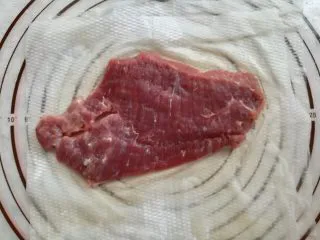 多汁碎牛排三明治,用厨房纸把牛排上多余的水分吸干