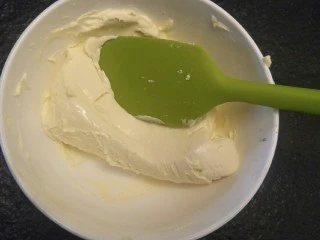 来自冬天的温暖—重芝士布朗尼蛋糕,冬天我用吹风机吹两下拌两下,很快就软化好啦。