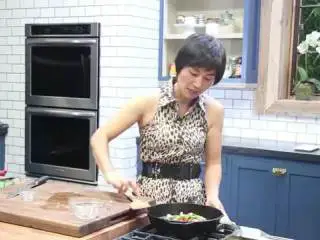 番茄黑椒牛柳,用刚才煎牛排的锅，少放些橄榄油，倒入蒜和红葱头，炒个1,2分钟，让红葱头变得稍透明，微褐色。接下来需要倒入米醋，这里的醋建议大家至少要用比较好的寿司米醋，如果你有balsamic vinegar,红酒醋会更好。    米醋倒入锅里就开始挥发，要等到锅里的液体全部都干了，再倒入番茄，新鲜的罗勒，小葱，还有剩下的黑胡椒。不用使劲翻炒，大约2分钟吧，番茄开始变软，出汁，配菜就好了。