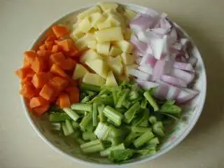 番茄蔬菜浓汤,所有蔬菜都切小丁(西红柿要去皮)