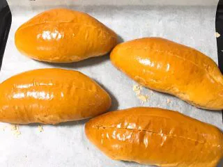 奶油夹心面包,烤完拿出冷却，用锋利的刀划一刀。