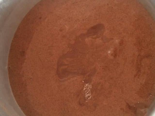 像布朗尼的浓郁巧克力蛋糕(无油全蛋),倒入六寸模具