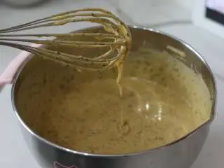 红茶柠檬戚风,7. 用蛋抽继续快速“Z”字形拌匀，这时的面糊状态是比较稀的滴落状态 