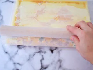 香葱肉松蛋糕卷,再利用擀面杖慢慢卷起来