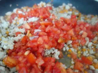 番茄肉酱意粉,倒入番茄粒翻炒均匀